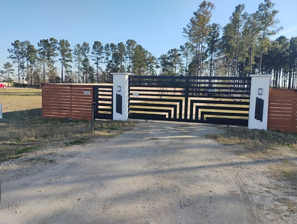 Servimos a Houston y áreas circundantes. Si está buscando una empresa de cercas en Houston que ofrezca cercas residenciales , cercas comerciales , control de acceso y se centre en un servicio al cliente superior nosotros seremos la mejor elección