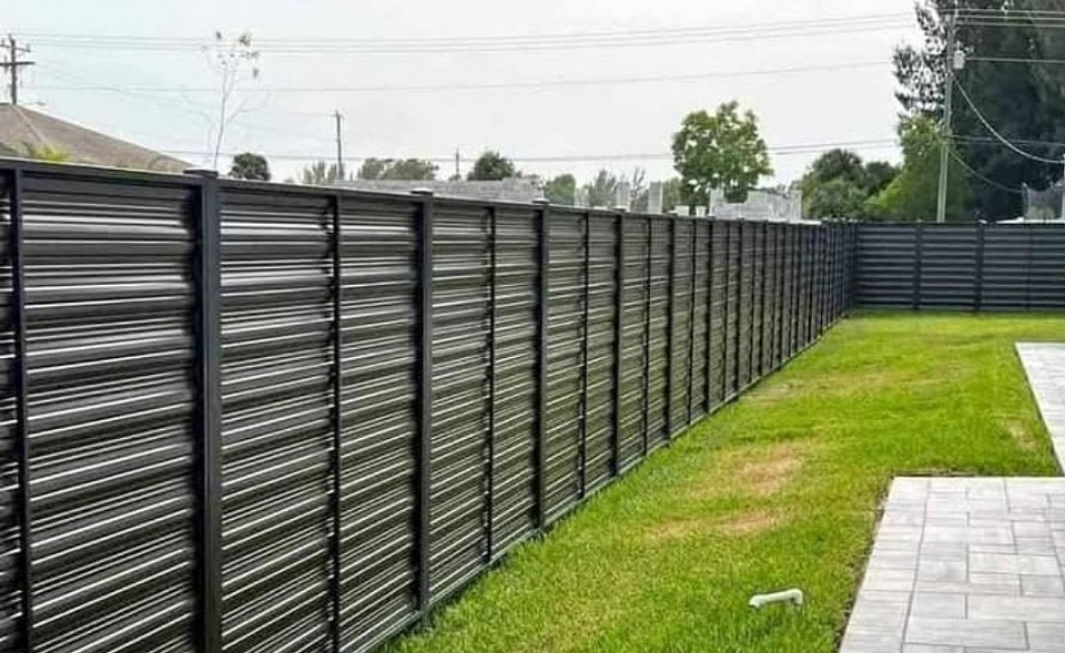 No todas las propiedades vienen con un cercado incluido cuando las compras, y muchas veces es necesario para tu seguridad que tu casa tenga uno.